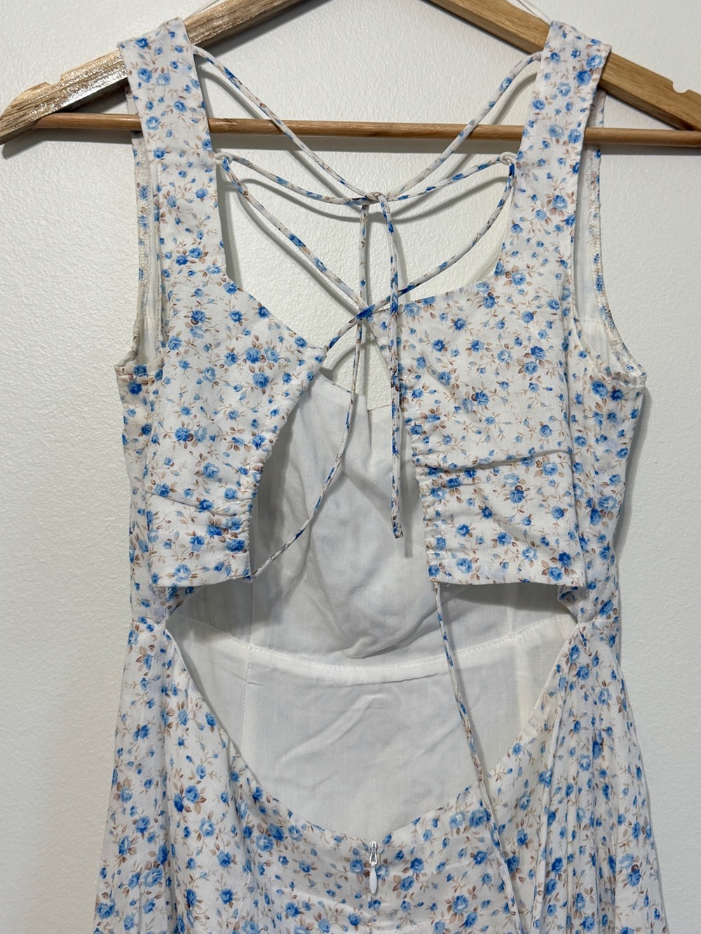 ASTR The Label Floral Linen Midi Dress Size Small Blue White - Picture 7 of 9